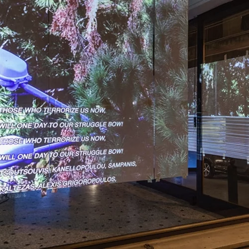 Μια έκθεση σύγχρονης τέχνης στο cross section archive στα Εξάρχεια στρέφει τον φακό στην πλατεία διεκδικώντας έναν δημόσιο χώρο χωρίς αποκλεισμούς