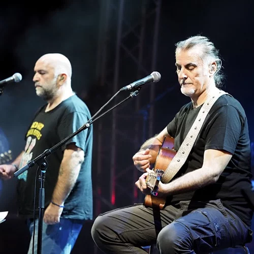 Η δυναμική καλοκαιρινή επιστροφή των Πυξ Λαξ