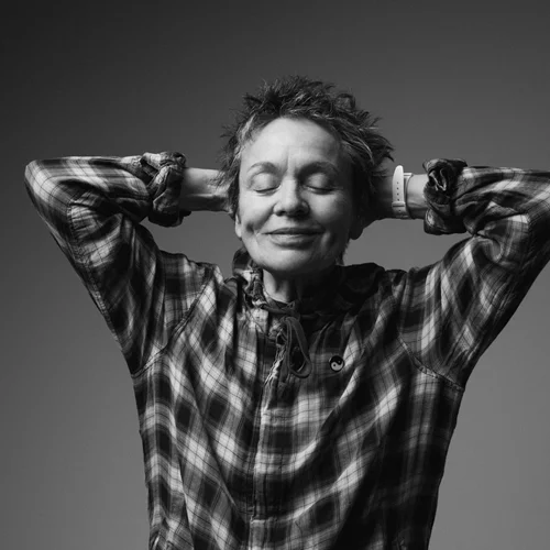 Laurie Anderson: Έξω από κανόνες και πλαίσια, εδώ και (πάνω από) μισό αιώνα