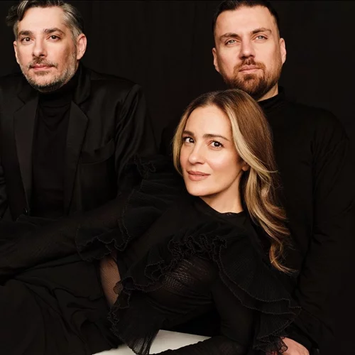 Νατάσσα Μποφίλιου, Θέμης Καραμουρατίδης και Γεράσιμος Ευαγγελάτος: "Κάτι καίγεται..." στο "VOX"