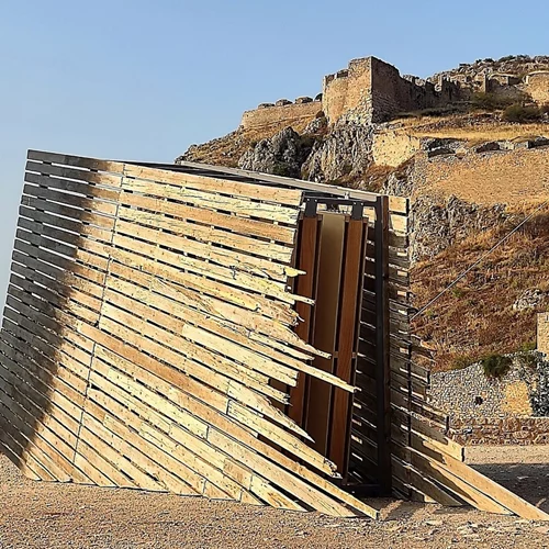 ''Πτώση'': Το ηχητικό γλυπτό στην Κορινθία που διερευνά την αλαζονεία της ανθρώπινης φύσης
