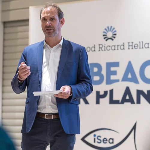 Η Pernod Ricard Hellas καθαρίζει τις αθηναϊκές ακτές και στοχεύει σε "πράσινα" beach bars