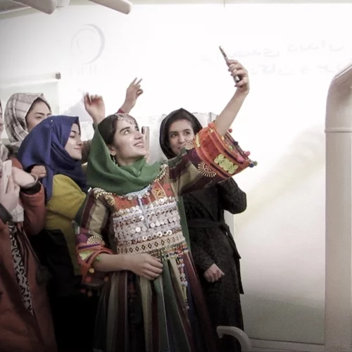 "Bread & Roses": Το νέο ντοκιμαντέρ του Apple TV+ φέρνει τις γυναίκες του Αφγανιστάν στο επίκεντρο