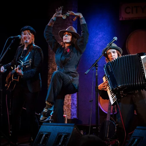 Το γυναικείο σχήμα VickiKristinaBarcelona χαρίζει μια cult ματιά στη μουσική του Tom Waits