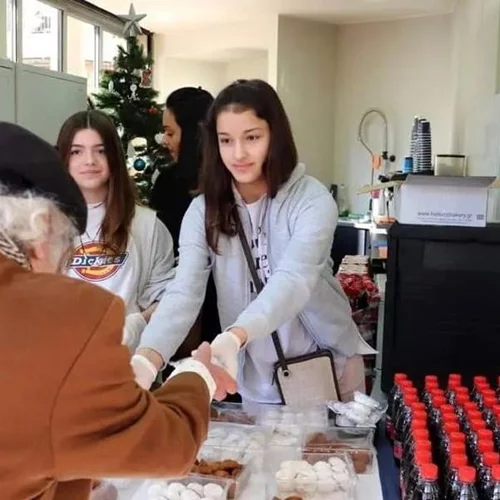 Ο Δήμος Αθηναίων γίνεται μια "ανοιχτή αγκαλιά" για όλους και αυτές τις γιορτές