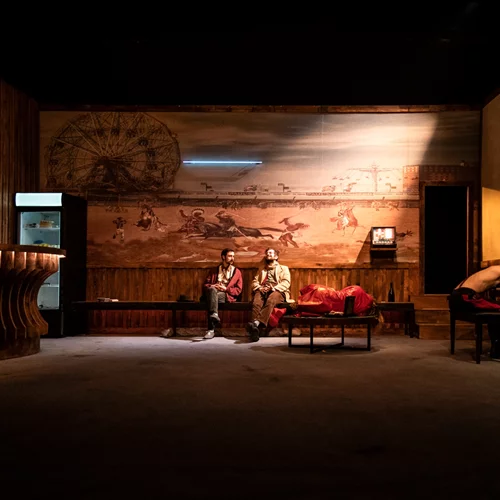 "Ο παγοπώλης έρχεται": Το σπανίως παιζόμενο έργο του Ο’ Νιλ σε μία ξεχωριστή παράσταση από τον Ακύλλα Καραζήση