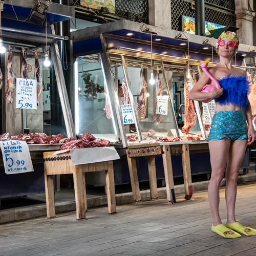 Τι αναζητά μια κολυμβήτρια μέσα σε ένα αστικό περιβάλλον;