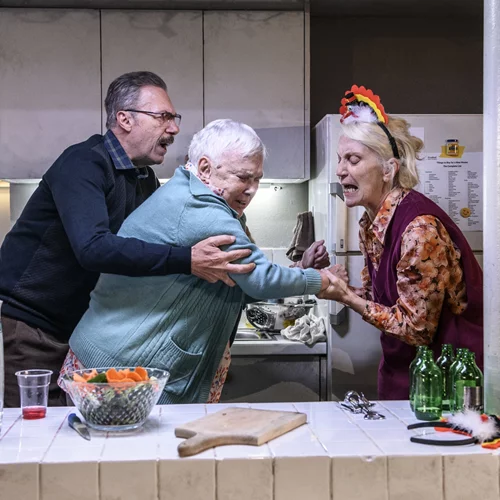 "The humans": Τελευταίος μήνας παραστάσεων για την επιτυχημένη παράσταση του Κωνσταντίνου Μαρκουλάκη