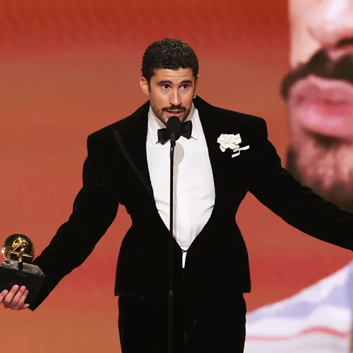 Grammy 2026: O Bad Bunny έγραψε ιστορία και η μουσική βιομηχανία αποφάσισε να σταματήσει να είναι "ουδέτερη"