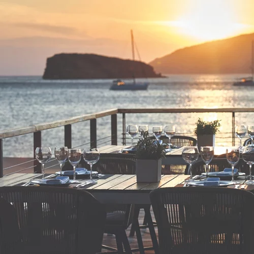 "The Veranda": Δείπνο στη σκιά του Ποσειδώνα
