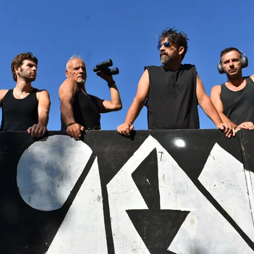 Ποιοί είναι "Αυτοί που κοιτούν" και γιατί περιμένουμε αυτή τη θεατρική σύμπραξη πώς και πώς;