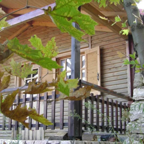 Η ευκαιρία να ζήσετε το δικό σας «Μικρό σπίτι στο λιβάδι» σε ξύλινα σπιτάκια για παρέες