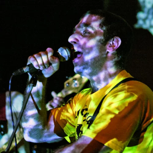 "Θείο τραγί": Ο Άρης Μπινιάρης αναμετράται με την τεχνητή νοημοσύνη