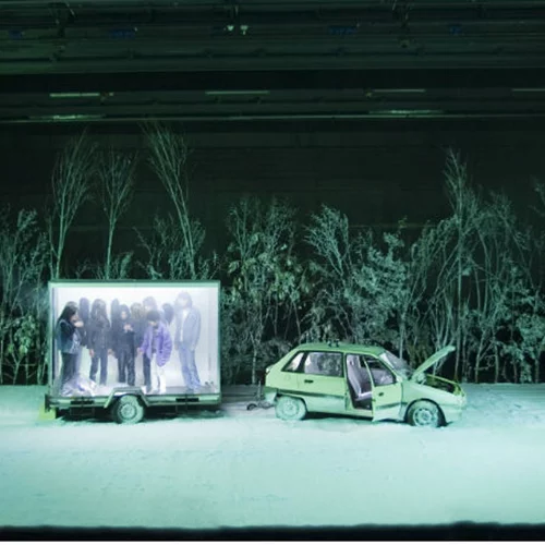 «Η Μελαγχολία των Δράκων»: η πιο αλλόκοτη παράσταση της σεζόν είναι χιονισμένη