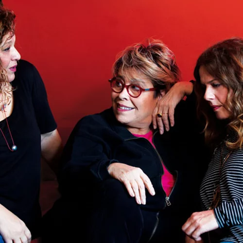 Δήμητρα Γαλάνη, Ελένη Τσαλιγοπούλου, Γιώτα Νέγκα μιλούν για το λαϊκό που μας ενώνει 