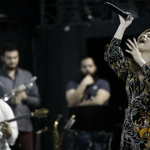 Είδαμε πρώτοι τις πρόβες της Νατάσσας Μποφίλιου στον «Βοτανικό»