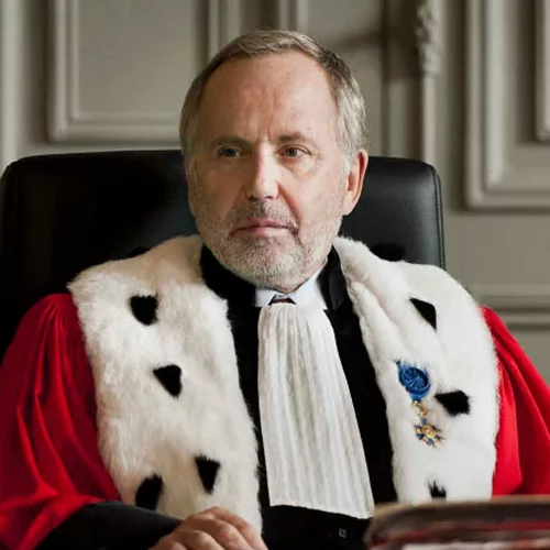 Φαμπρίς Λουκινί: «Μου αρέσουν οι γυναίκες, τα λεφτά και καλή ζωή… Γι’ αυτό είμαι δεξιός»