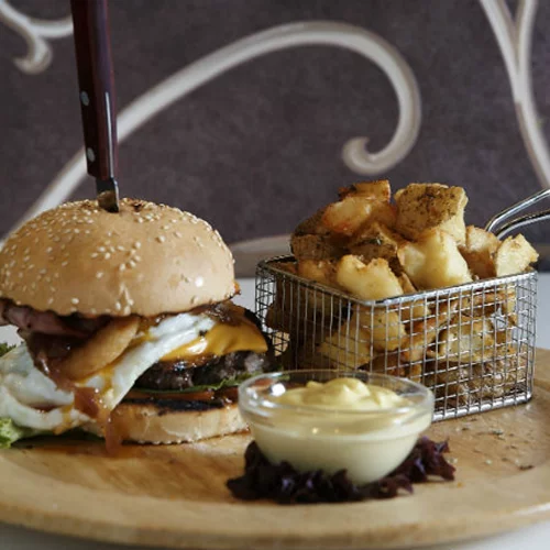 Cups & Plates: All-day spot στην Κοραή  