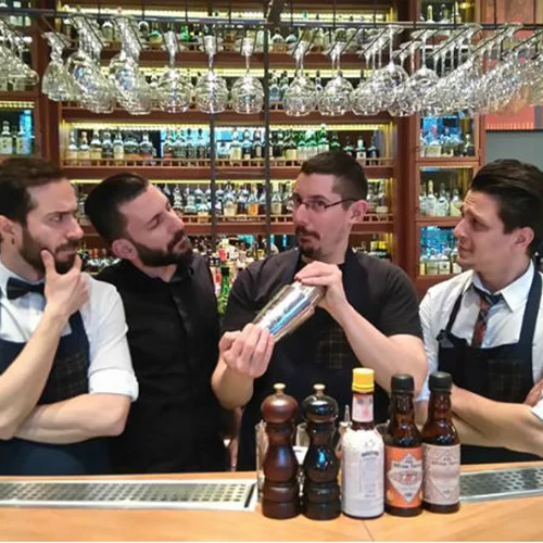 Ο Αλέξανδρος Τσιοτίνης για πρώτη φορά bartender
