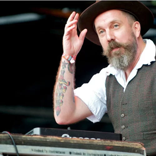 Ο θεϊκός Andrew Weatherall στο «Six D.O.G.S.»