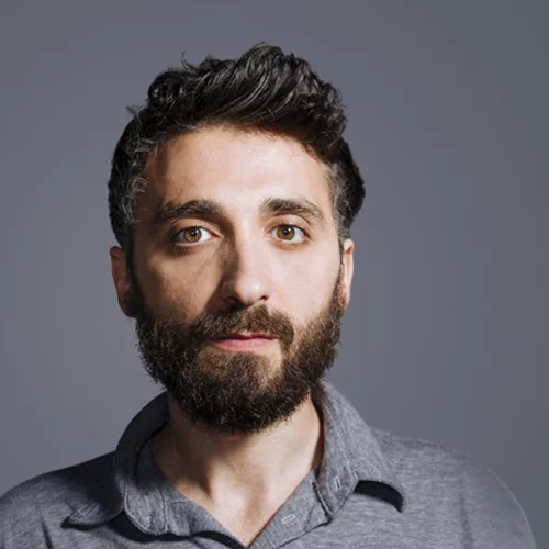 Πρόδρομος Τσινικόρης: «Δεν κάνουμε προπαγάνδα, κάνουμε θέατρο»