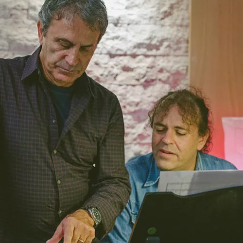 Τα "Άστεγα" του Νίκου Πλατύραχου με τον Γιώργο Νταλάρα γίνονται (μουσικο)θεατρική παράσταση