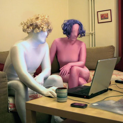 Μια μέρα, όπως κάθε μέρα, σε ένα διαμέρισμα από τα χιλιάδες διαμερίσματα της Αθήνας, αυτά με τα κουφώματα ασφαλείας και τους βολικούς καναπέδες τους, σε κατάσταση αμόκ  ή η ανουσιότητα  του να ζεις