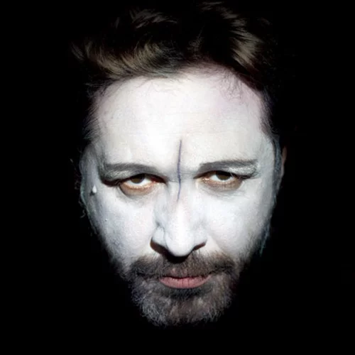 Αιμίλιος Χειλάκης: «Θέλω να παίζω σε παραστάσεις που αν τις έβλεπα θα ζήλευα»