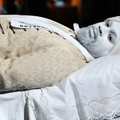 «Exhibit B»: ανθρώπινη εγκατάσταση ζοφερής ομορφιάς 