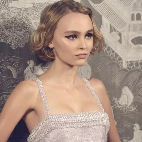 Lily Rose Depp: Η κόρη του Johnny Depp είναι το νέο πρόσωπο του No5 L’Eau της Chanel 