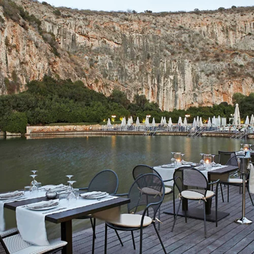 Limni Vouliagmenis: Δείπνο στην όχθη, με φόντο τα βράχια