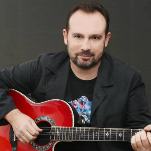 Κώστας Μακεδόνας: Δικαιούμαστε και οι τραγουδιστές να κάνουμε καμιά «κωλοτούμπα»!