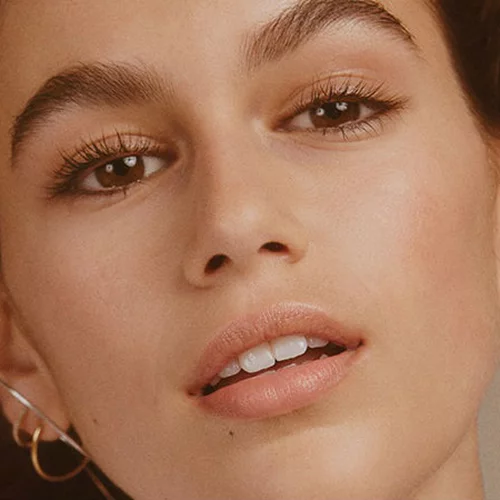 Kaia Gerber: Φιγούράρει στο πρώτο προσωπικό της εξώφυλλο 