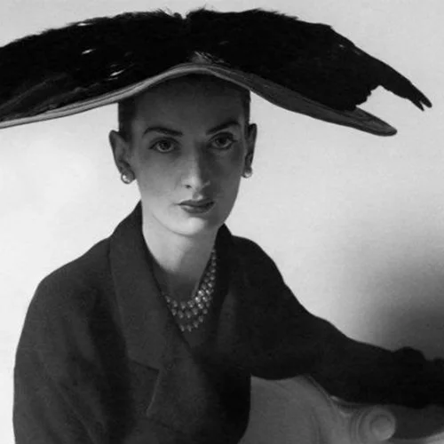 Cristobal Balenciaga στις προθήκες του V&A