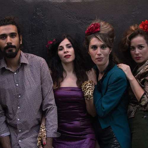 Οι αδέσποτες σκύλες μας συστήνονται