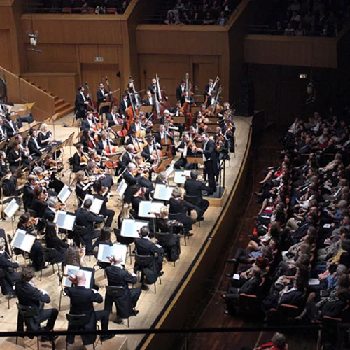 Ο μεταξένιος ήχος της βασίλισσας των ορχηστρών: συναρπαστική συναυλία της Κοντσέρτχεμπαου