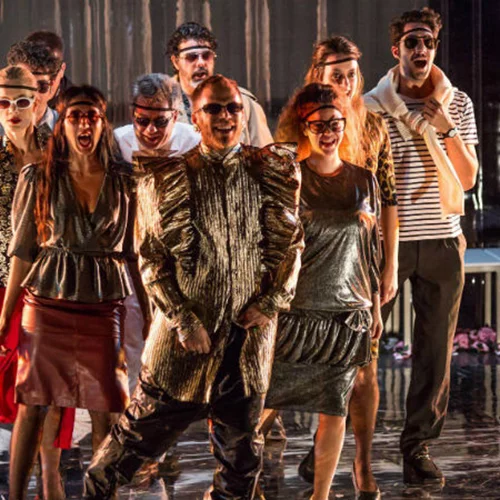 «Αυτή η νύχτα μένει»: βιβλίο, ταινία και τώρα θέατρο