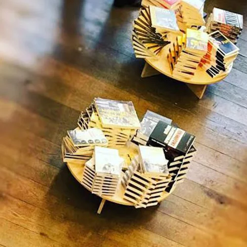 Books plus/Art & coffee: Kαφές, βιβλίο και…