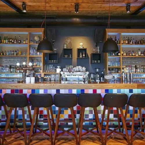 Τα ξωτικά των Χριστουγέννων καταλαμβάνουν την μπάρα του «Theory»