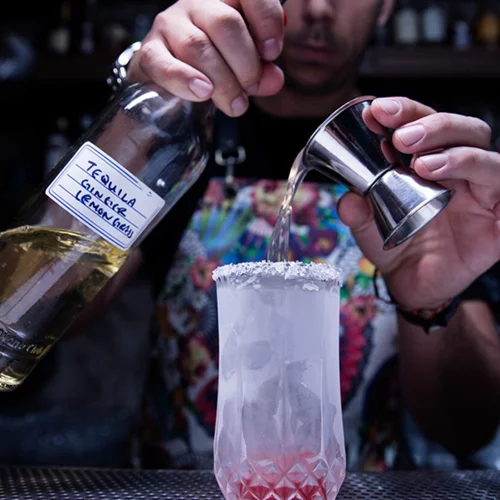 Η προχωρημένη μαγειρική κοκτέιλ του «The LAB Bar», στη Θεσσαλονίκη.