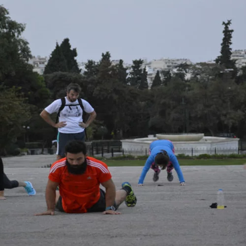 «Wake Up Street»: ποιοί είναι αυτοί που κάνουν outdoor πρωινή γυμναστική στις 6.25 το πρωί; 