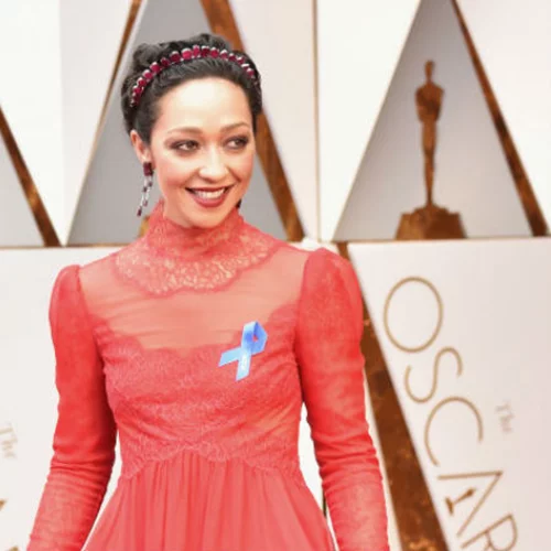 Τι κρύβεται πίσω από την μπλε κορδέλα που φόρεσαν οι σταρ στο κόκκινο χαλί; 