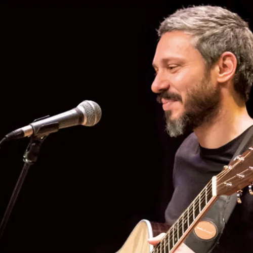 Ο Αλκίνοος Ιωαννίδης μιλάει για το ταξίδι του... με τα τραγούδια και τη "Μικρή Βαλίτσα" του