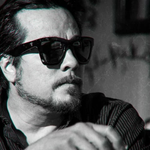 H Ροκ αύρα της ερήμου που ακούει στο όνομα John Garcia