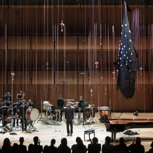 Σσσσς! Η Λυρική γίνεται ναός λίγο πριν το Πάσχα