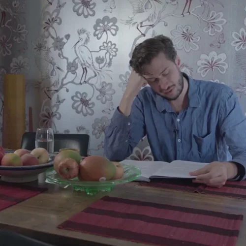 Μα ποιός διαβάζει όρους χρήσης...; Αυτός ο αφηγητής!