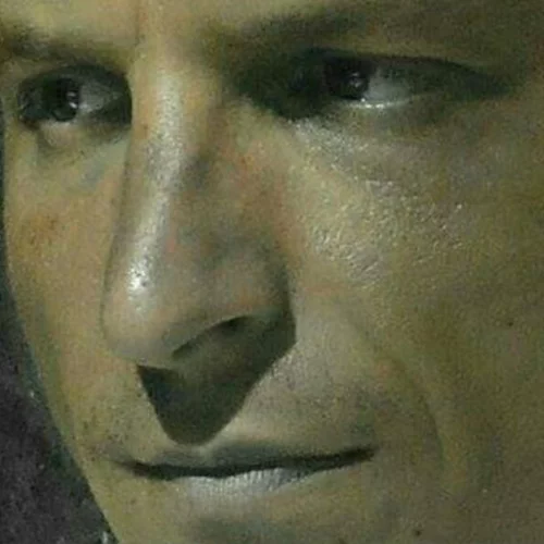 Ο Χρήστος Πυθαράς ψάχνει την «Ευτυχία» μεταξύ πραγματικότητας και social media