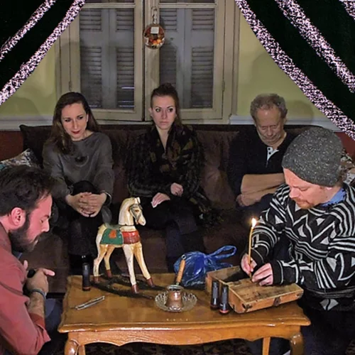 Έχετε δει ποτέ θέατρο στο σαλόνι σας; Ήρθε η ώρα να δείτε την «8η Ημέρα»...