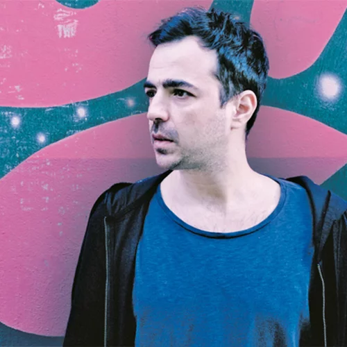 Ο Παναγιώτης Πιλαφάς εξηγεί γιατί το «Six D.O.G.S.» παίζει την «jazz της ηλεκτρονικής μουσικής»