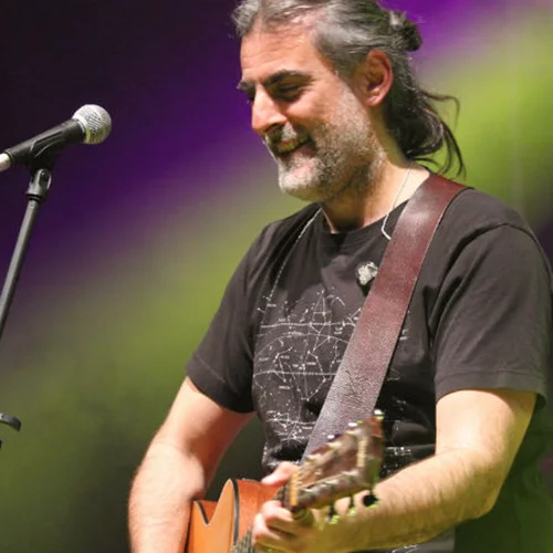 Ο Φίλιππος Πλιάτσικας προτρέπει να κάψουμε όσα μας βαραίνουν